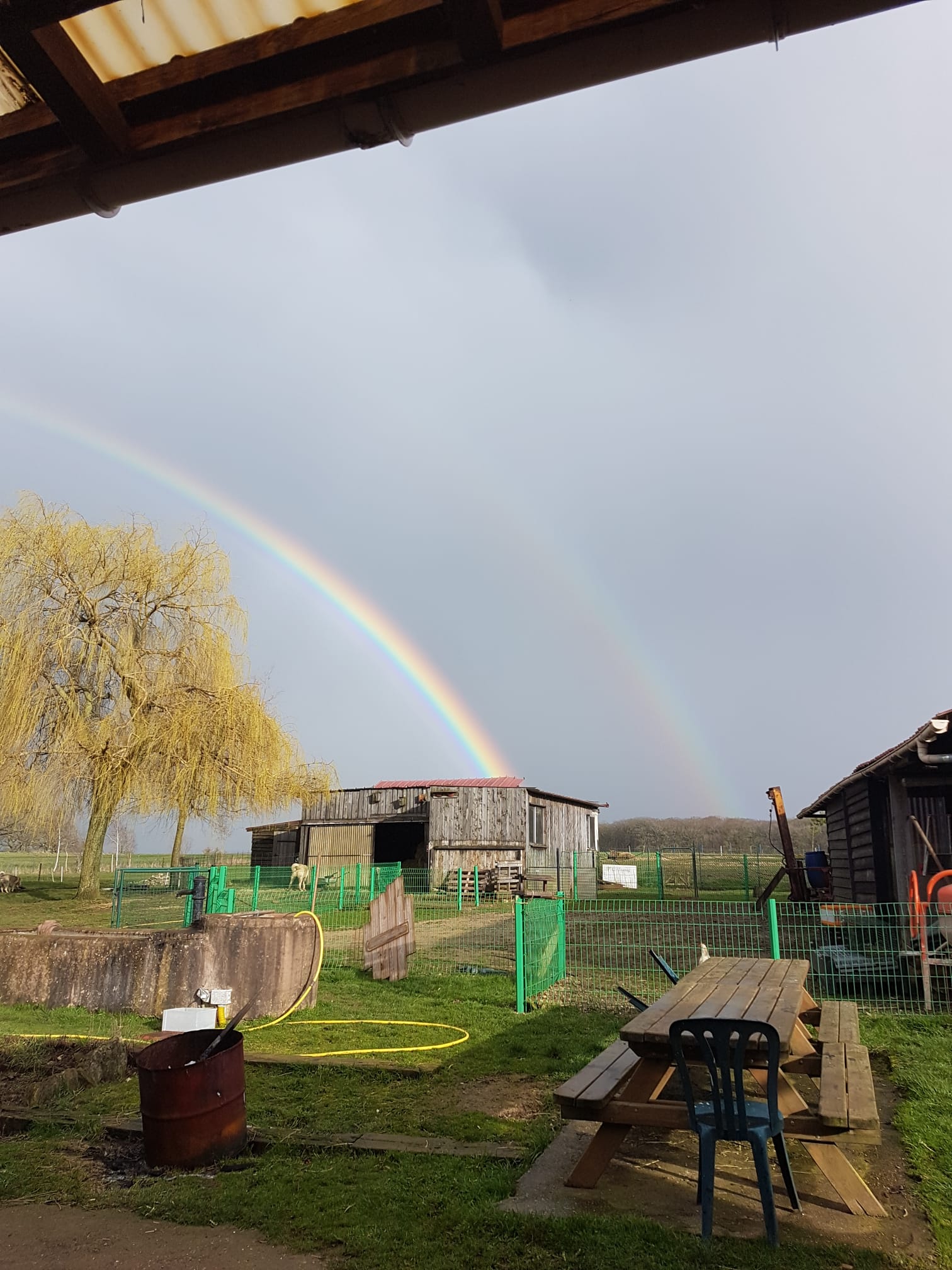 Image de la ferme avec un arc-en-ciel